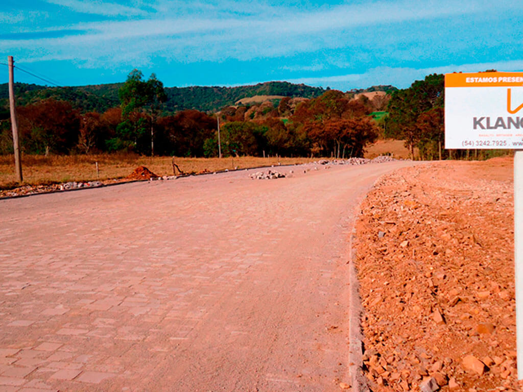 rua calçada com pedras de basalto em loteamento novo serviço de pavimentação realizado